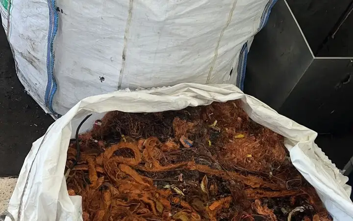 Çuvallarda biriktirilmiş bakır boru ve bobin teli hurdası