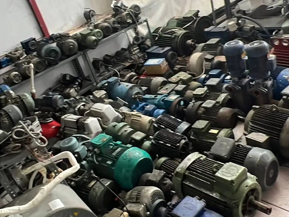 Depomuzda raflara dizilmiş elektrik motorları