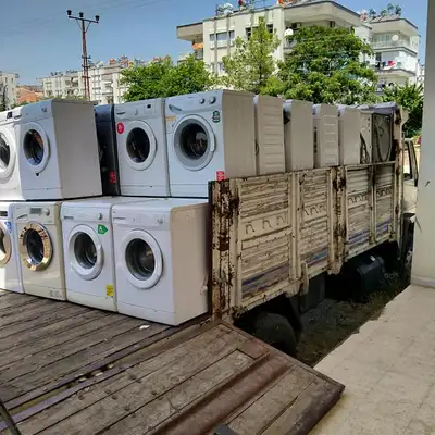 Kamyona yüklenen çamaşır makineleri