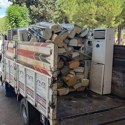 Kamyona yüklenen hurda klimalar
